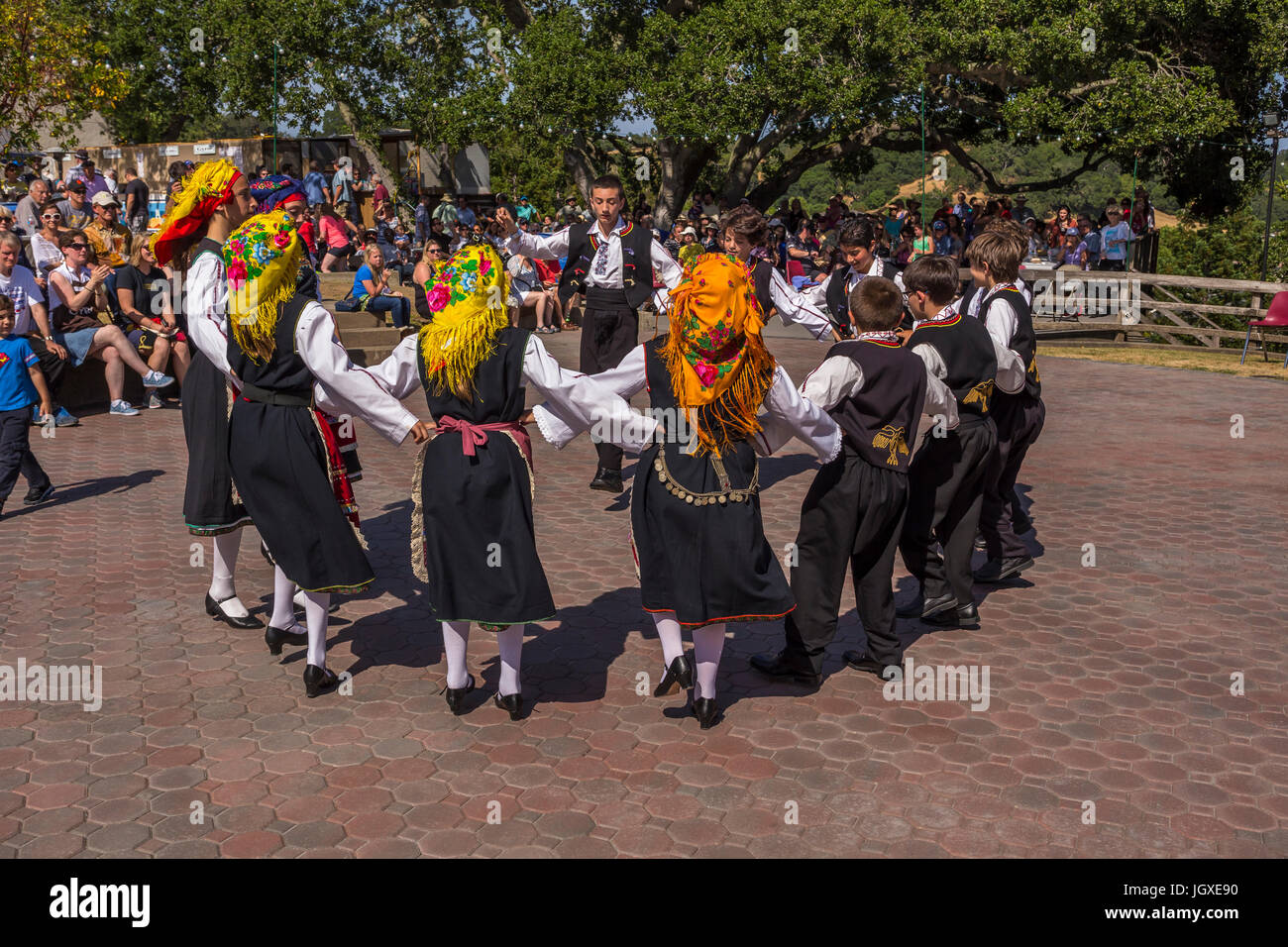 Griechisch-amerikanischen Mädchen und jungen, griechische Volkstänzer tanzen, griechischer Tanz, Marin griechische Festival, Stadt Novato, Marin County, Kalifornien Stockfoto