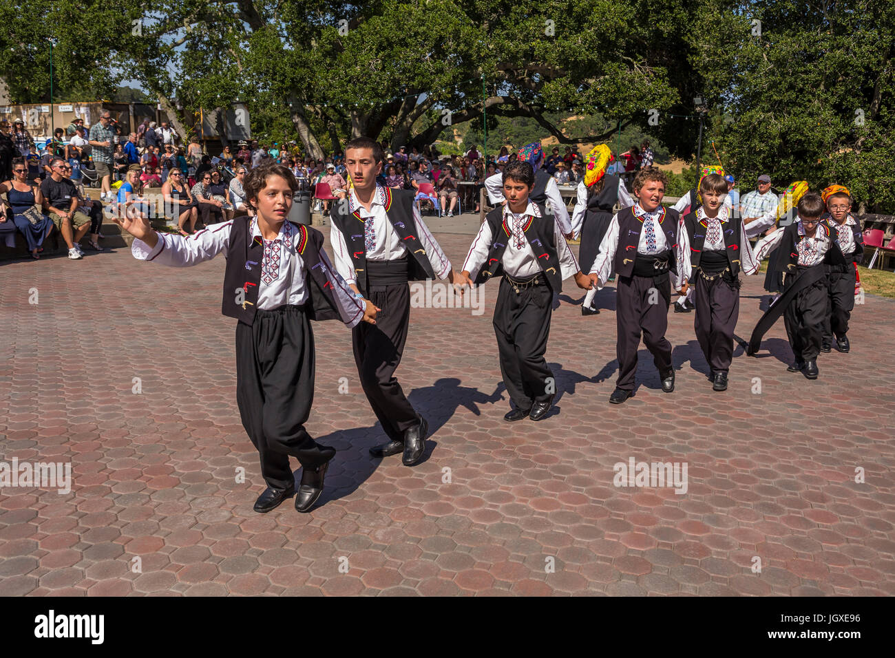 Griechisch-amerikanischen jungen, griechische Volkstänzer tanzen, griechischer Tanz, Marin griechische Festival, Stadt Novato, Marin County, Kalifornien Stockfoto