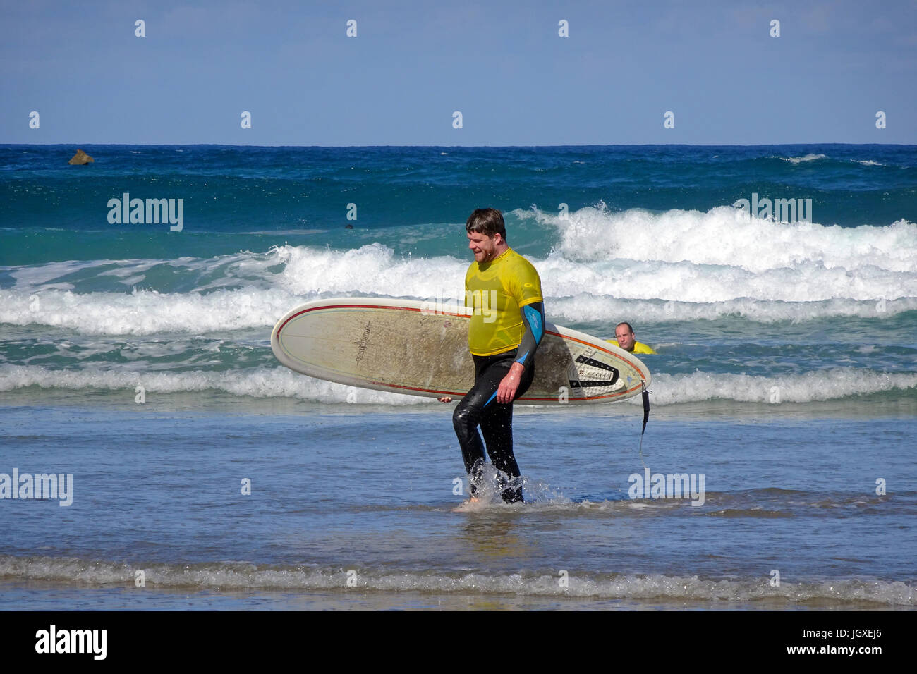 Wellenreiter mit Surfbrett am Famara Strand, La Caleta de Famara, Lanzarote, Kanarische Inseln, Europa | body Surfer am Strand von Famara, La Caleta de fam Stockfoto
