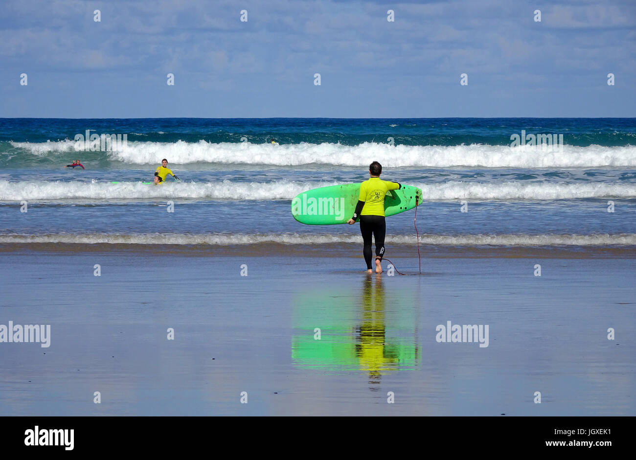 Wellenreiter mit Surfbrett am Famara Strand, La Caleta de Famara, Lanzarote, Kanarische Inseln, Europa | body Surfer am Strand von Famara, La Caleta de fam Stockfoto