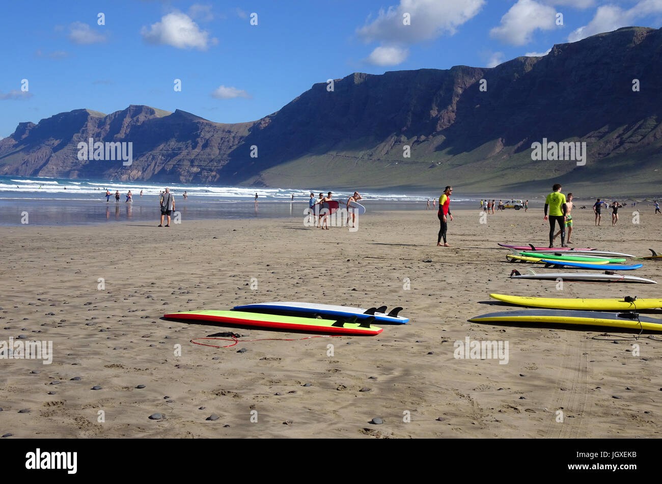 Surfer Mit Surfbrett bin Famara Strand, Aufsteigendes Famara Gebirge, La Caleta de Famara, Lanzarote, Kanarische Inseln, Europa | Körper-Surfer in Famara Stockfoto