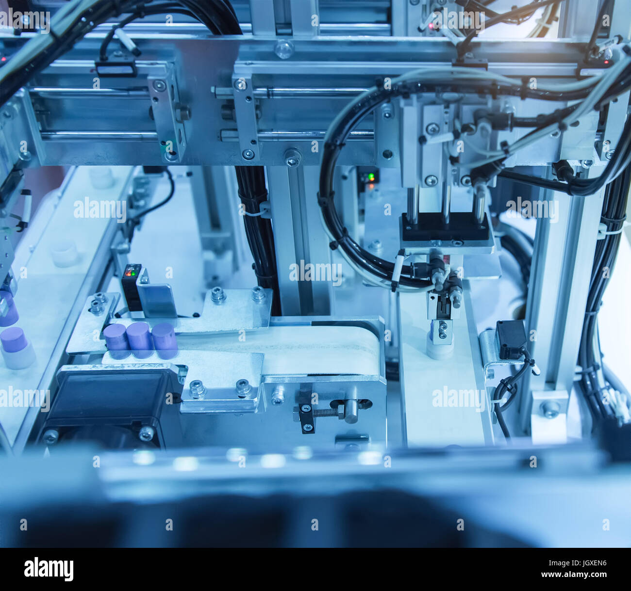 Roboterarm Werkzeugmaschinen in industrieller Fertigung Werk, Industrie 4.0 Konzept der Smart Factory. Stockfoto
