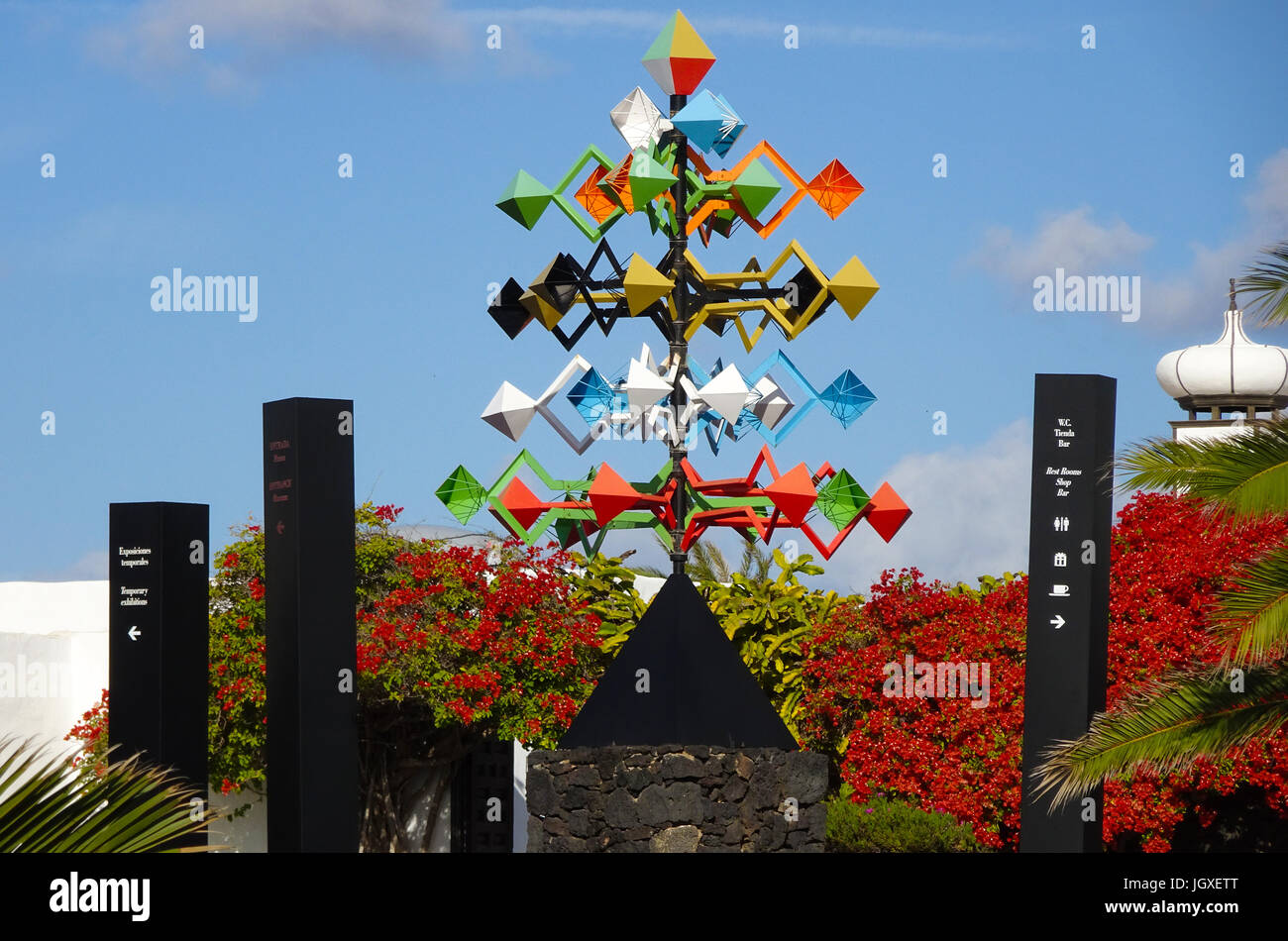 Buntes Windspiel in der Fundacion Cesar Manrique, Taro de Tahiche, La Asomada, Lanzarote, Kanarische Inseln, Europa | Wind chime, Skulptur an der Fundacion Stockfoto