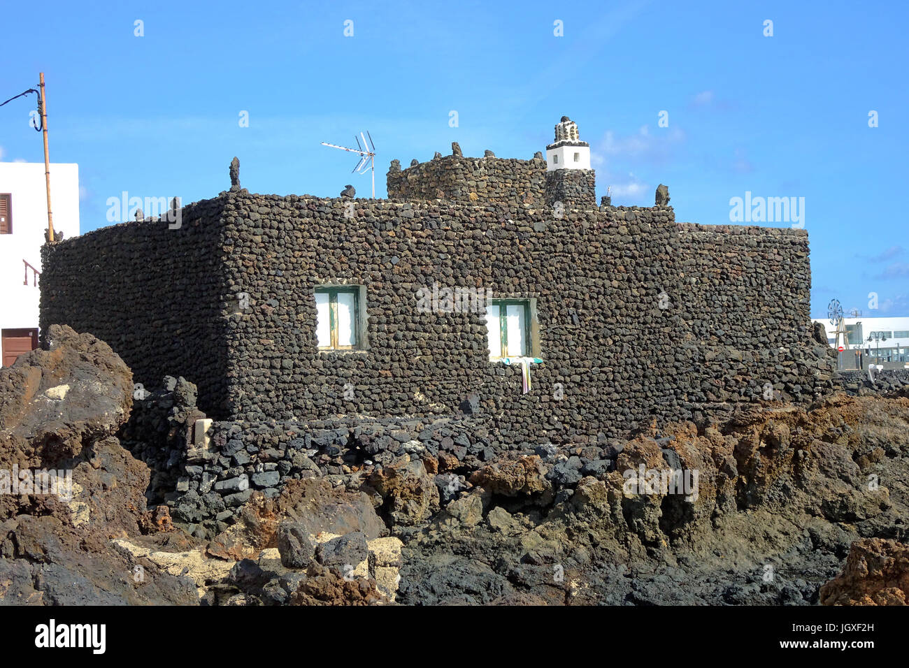 Aus lavasteinen gebautes Strandhaus in Punta Mujeres (uebersetzt Kap der Frauen), Fischerdorf im Norden von Lanzarote, Kanarische Inseln, Europa | Hou Stockfoto