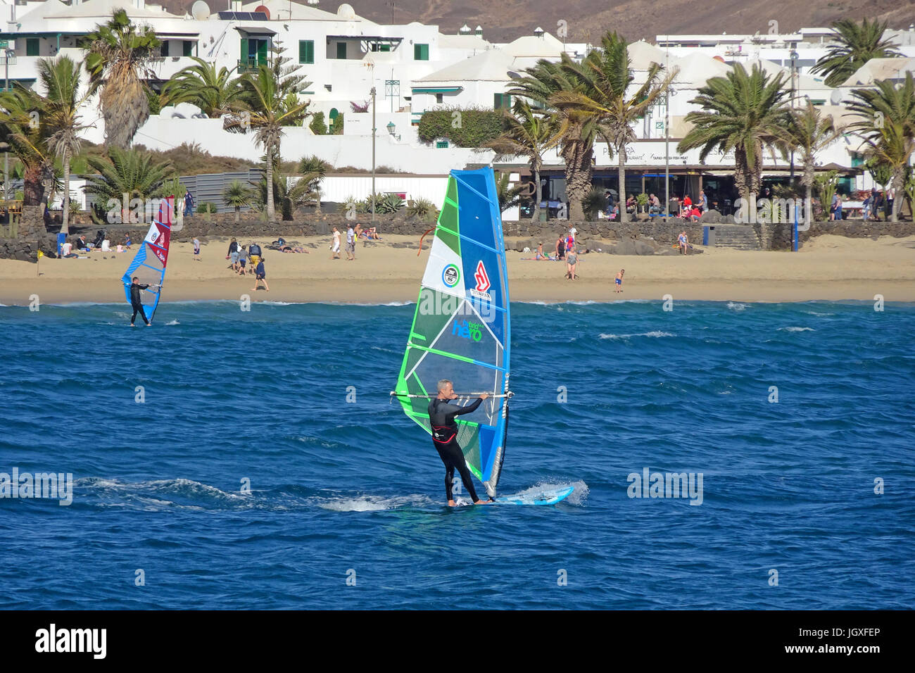 Windsurfer Vor Dem Badestrand Playa de Las Cucharas, Costa Teguise, Lanzarote, Kanarische Inseln, Europa | Windsurfer am Playa de Las Cucharas, Strand Stockfoto