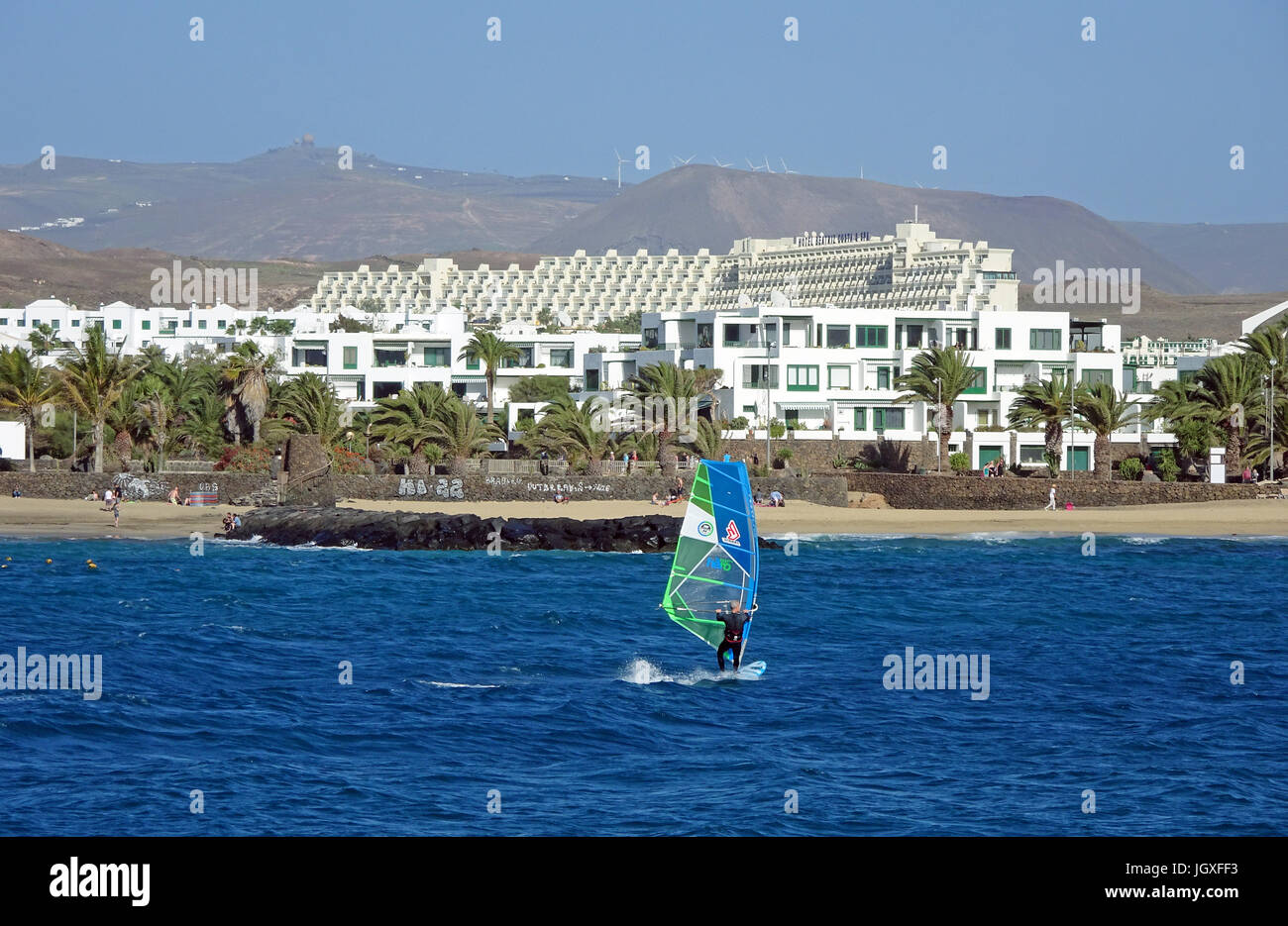 Windsurfer vor dem Badestrand Playa de las Cucharas, Costa Teguise, Lanzarote, Kanarische Inseln, Europa | Wind surfer an der Playa de las Cucharas, Strand Stockfoto