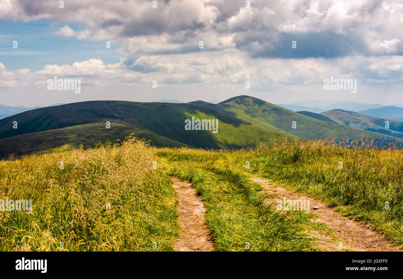 schönen Sommerlandschaft in Bergen. schönem Wetter mit blauem Himmel und Wolken. wunderschöne Reisen Hintergrund mit Fußweg durch den Berg zu befreien Stockfoto