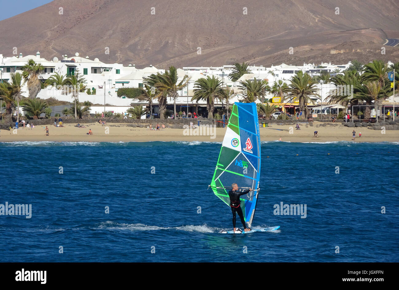 Windsurfer vor dem Badestrand Playa de las Cucharas, Costa Teguise, Lanzarote, Kanarische Inseln, Europa | Wind surfer an der Playa de las Cucharas, Strand Stockfoto