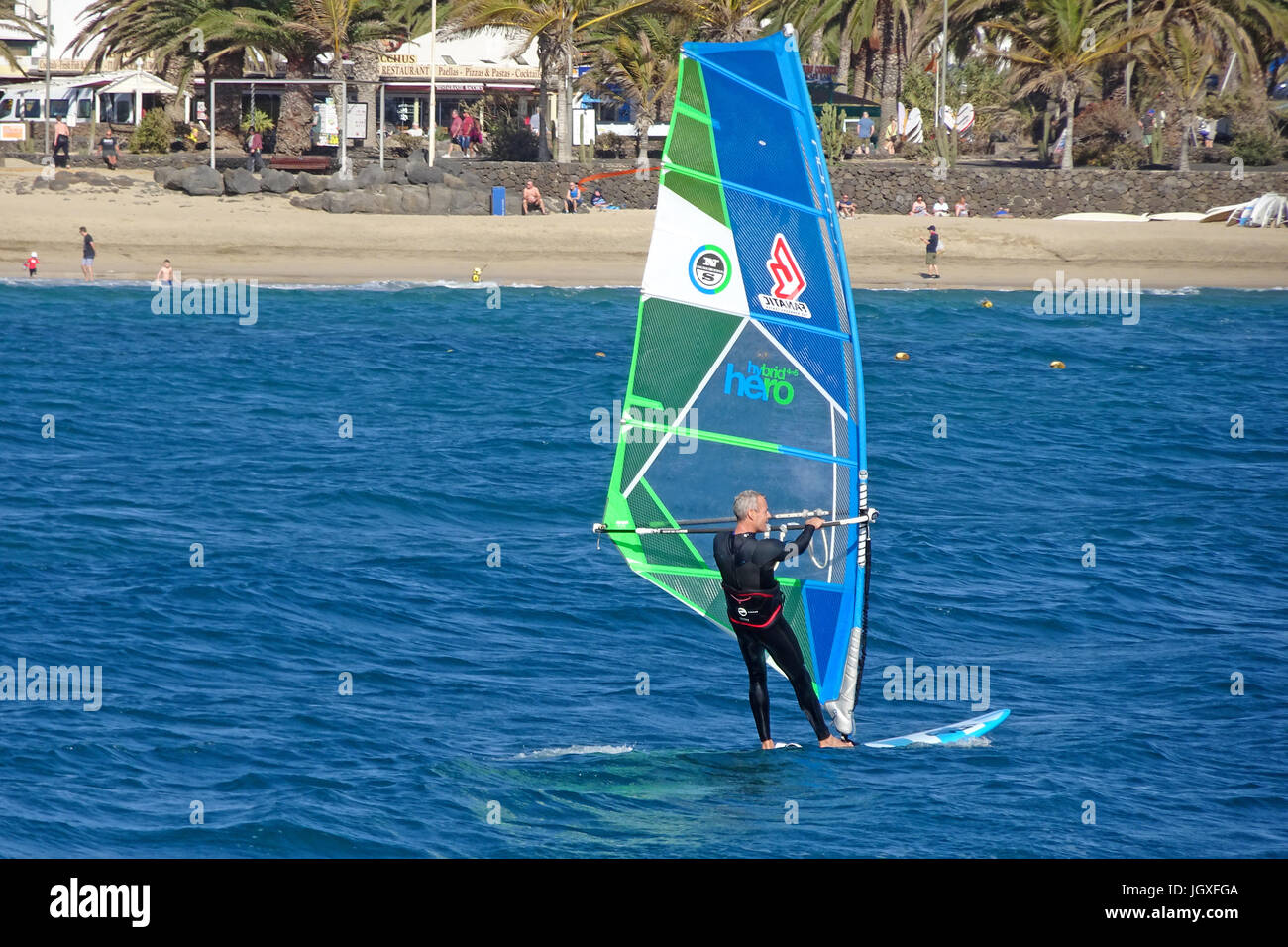 Windsurfer am Playa de las Cucharas, Strand an der Costa Teguise, Lanzarote, Kanarische Inseln, Europa Stockfoto