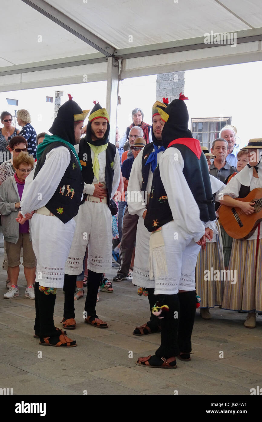 Tanzvorfuehrung, kanarische Maenner und Frauen in traditioneller Kleidung mit dem Woechentlichen Sonntagsmarkt in Teguise, Lanzarote, Kanarische Insel Stockfoto