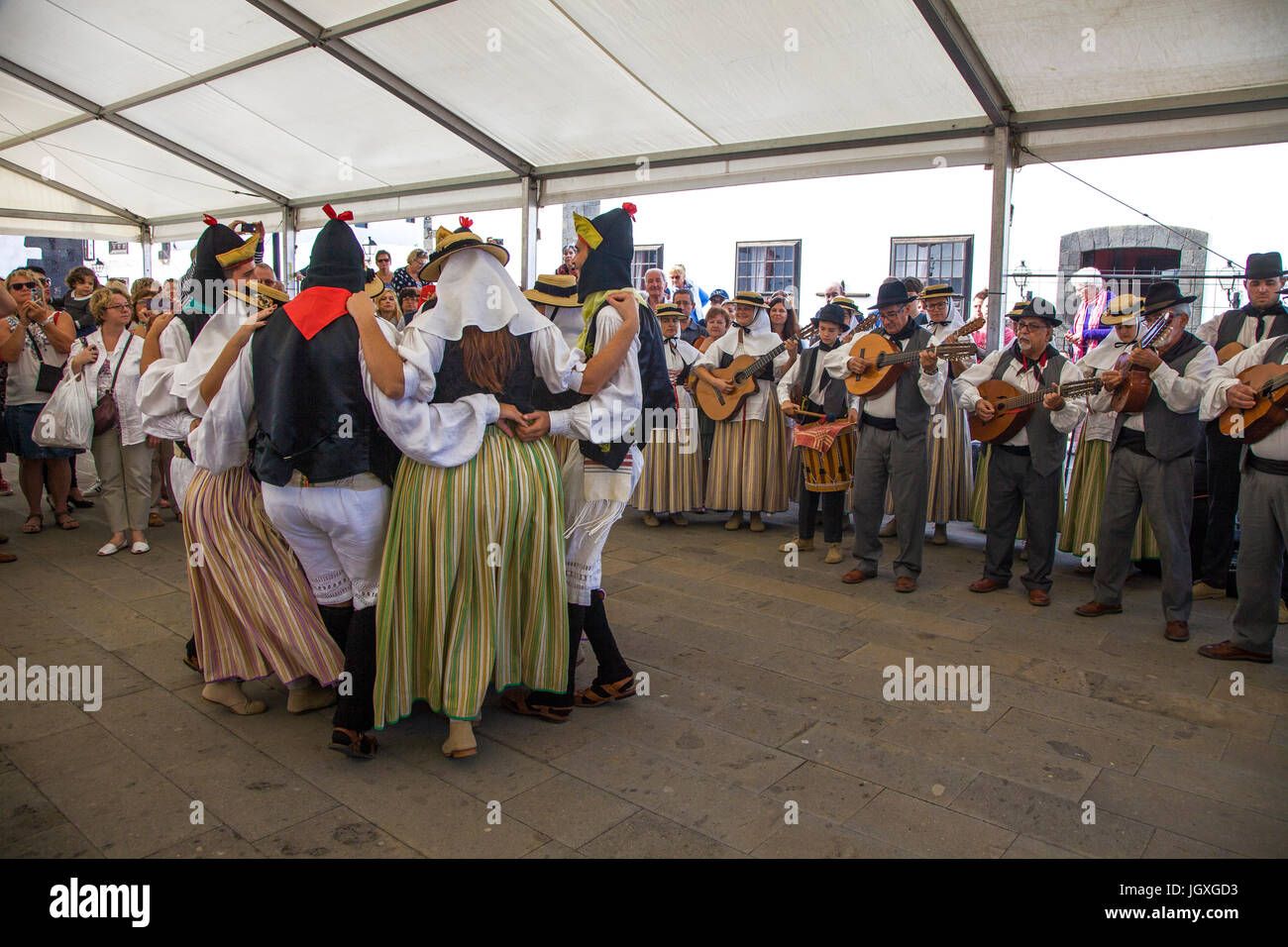 Tanzvorfuehrung, kanarische Maenner und Frauen in traditioneller Kleidung mit dem Woechentlichen Sonntagsmarkt in Teguise, Lanzarote, Kanarische Insel Stockfoto