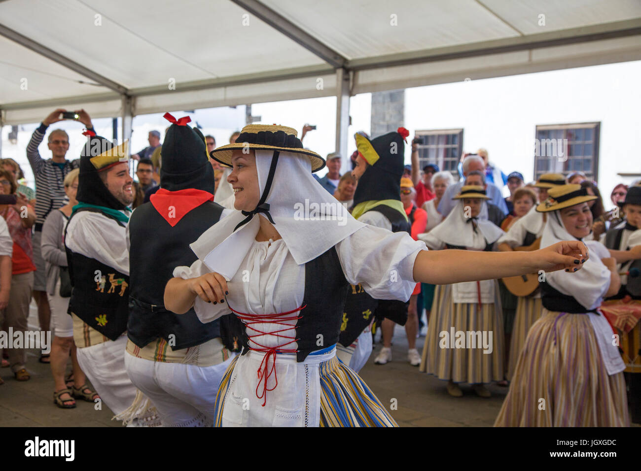 Tanzvorfuehrung, kanarische Maenner und Frauen in traditioneller Kleidung mit dem Woechentlichen Sonntagsmarkt in Teguise, Lanzarote, Kanarische Insel Stockfoto