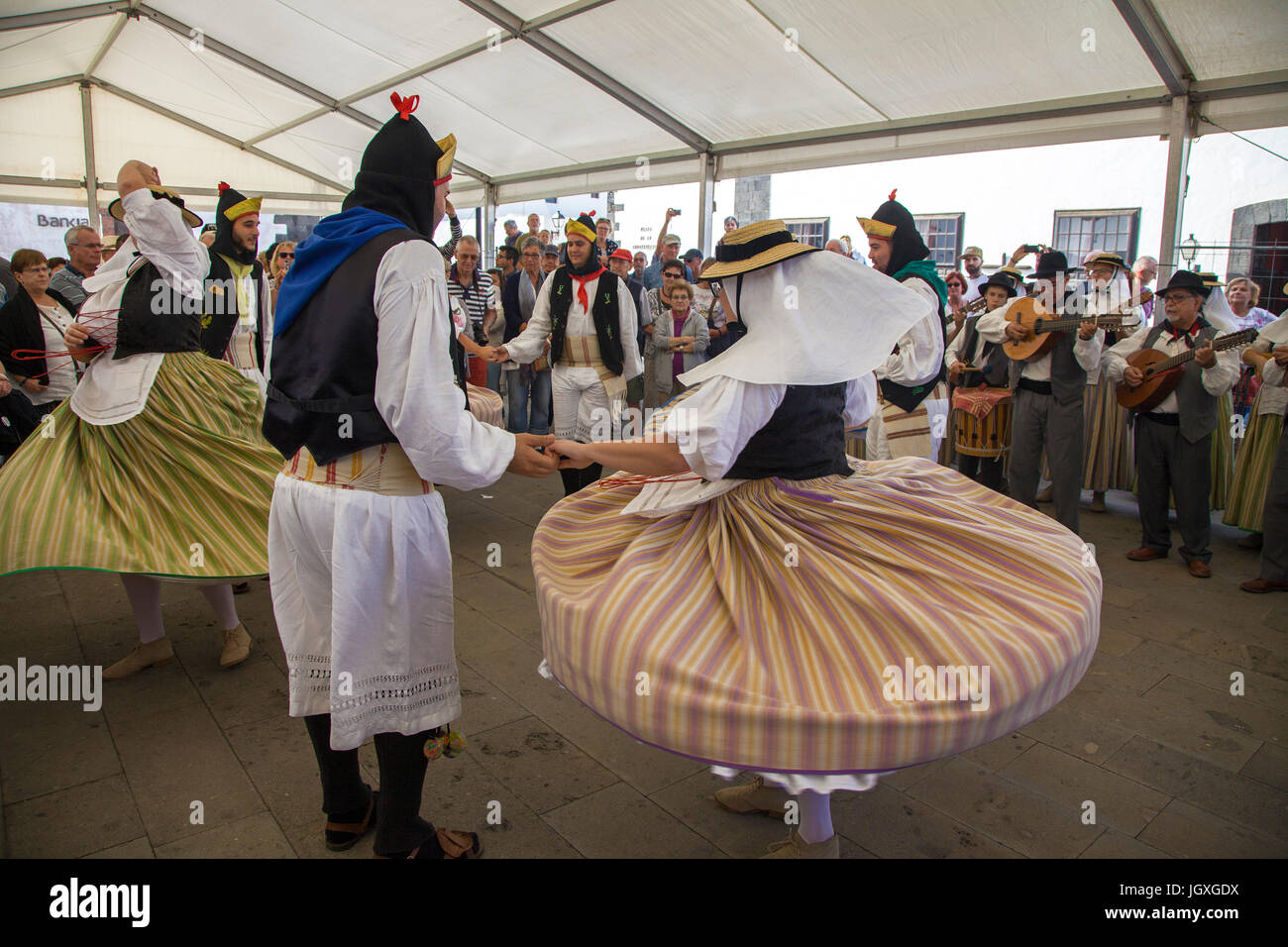Tanzvorfuehrung, kanarische Maenner und Frauen in traditioneller Kleidung mit dem Woechentlichen Sonntagsmarkt in Teguise, Lanzarote, Kanarische Insel Stockfoto