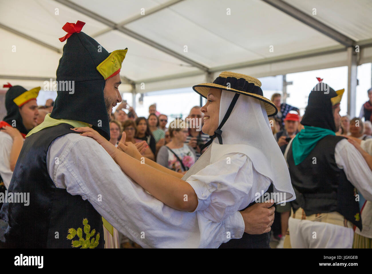 Tanzvorfuehrung, kanarische Maenner und Frauen in traditioneller Kleidung mit dem Woechentlichen Sonntagsmarkt in Teguise, Lanzarote, Kanarische Insel Stockfoto