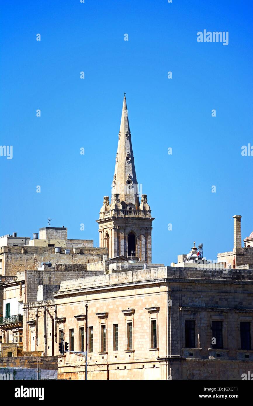 Blick auf St. Pauls Anglican Cathedral Spire, Valletta, Malta, Europa. Stockfoto