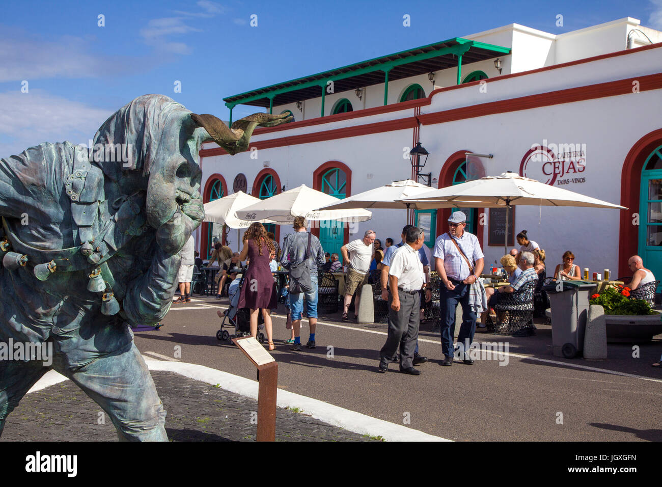 Elegua, sterben teufelsstatue, Strassencafe und marktstaende, sonntagsmarkt in Teguise, Lanzarote, Kanarische Inseln, Europa | Elegua, ein Teufel Statue, Str Stockfoto