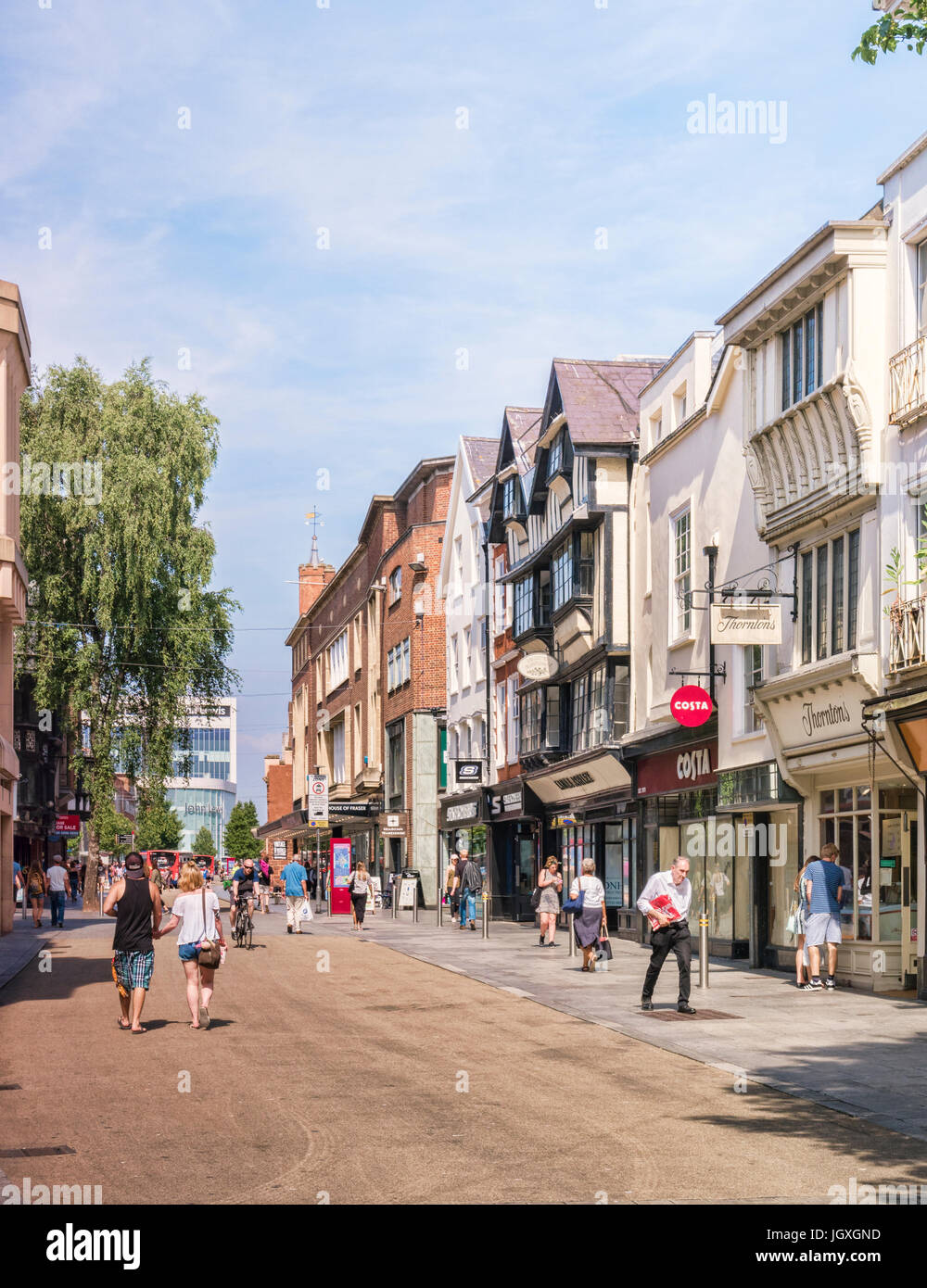 20. Juni 2017: Exeter, Devon, England, UK - Shopping in der High Street auf einem feinen Sommertag. Stockfoto