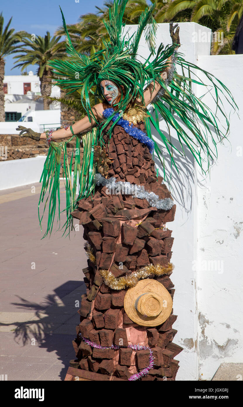 Verkleidete strassenkuenstlerin mit dem Woechentlichen Sonntagsmarkt in Teguise, Lanzarote, Kanarische Inseln, Europa | street artist, Frau mit volc Stockfoto