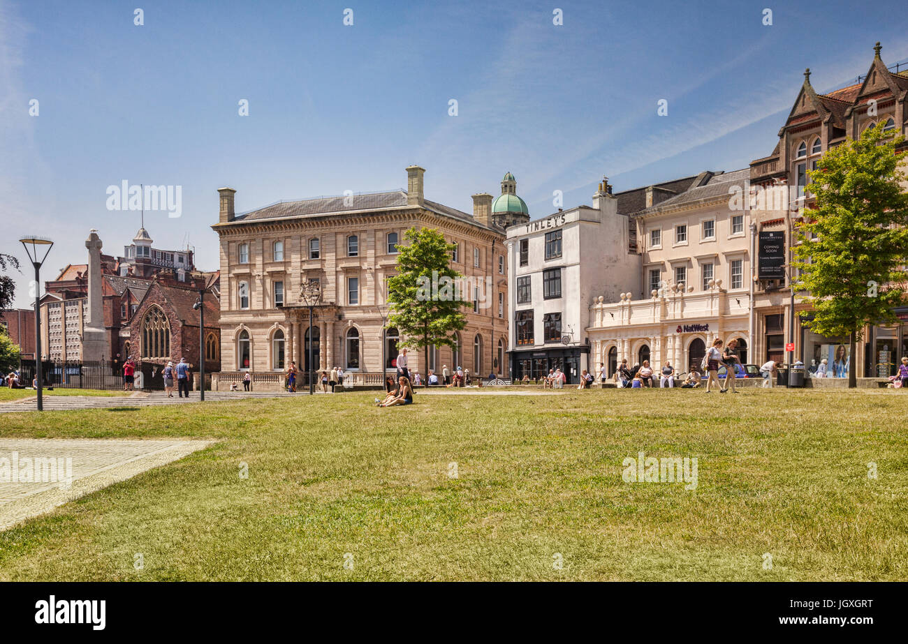 21. Juni 2017: Exeter, Devon, England, UK - einige schöne alte Häuser an der Kathedrale grün. Stockfoto