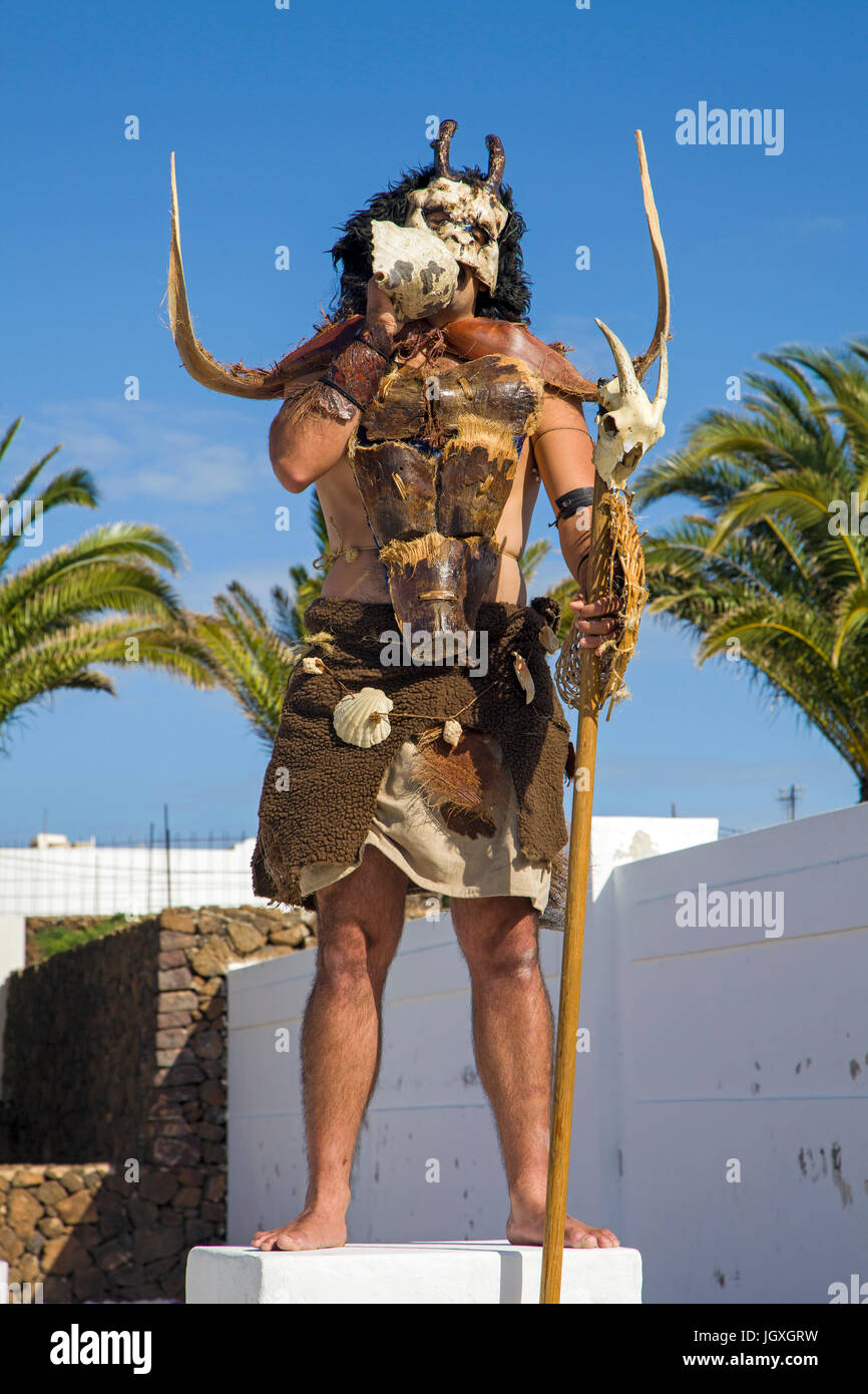 Als Ureinwohner verkleideter strassenkuenstleri mit dem Woechentlichen Sonntagsmarkt in Teguise, Lanzarote, Kanarische Inseln, Europa | Street durchführen Stockfoto