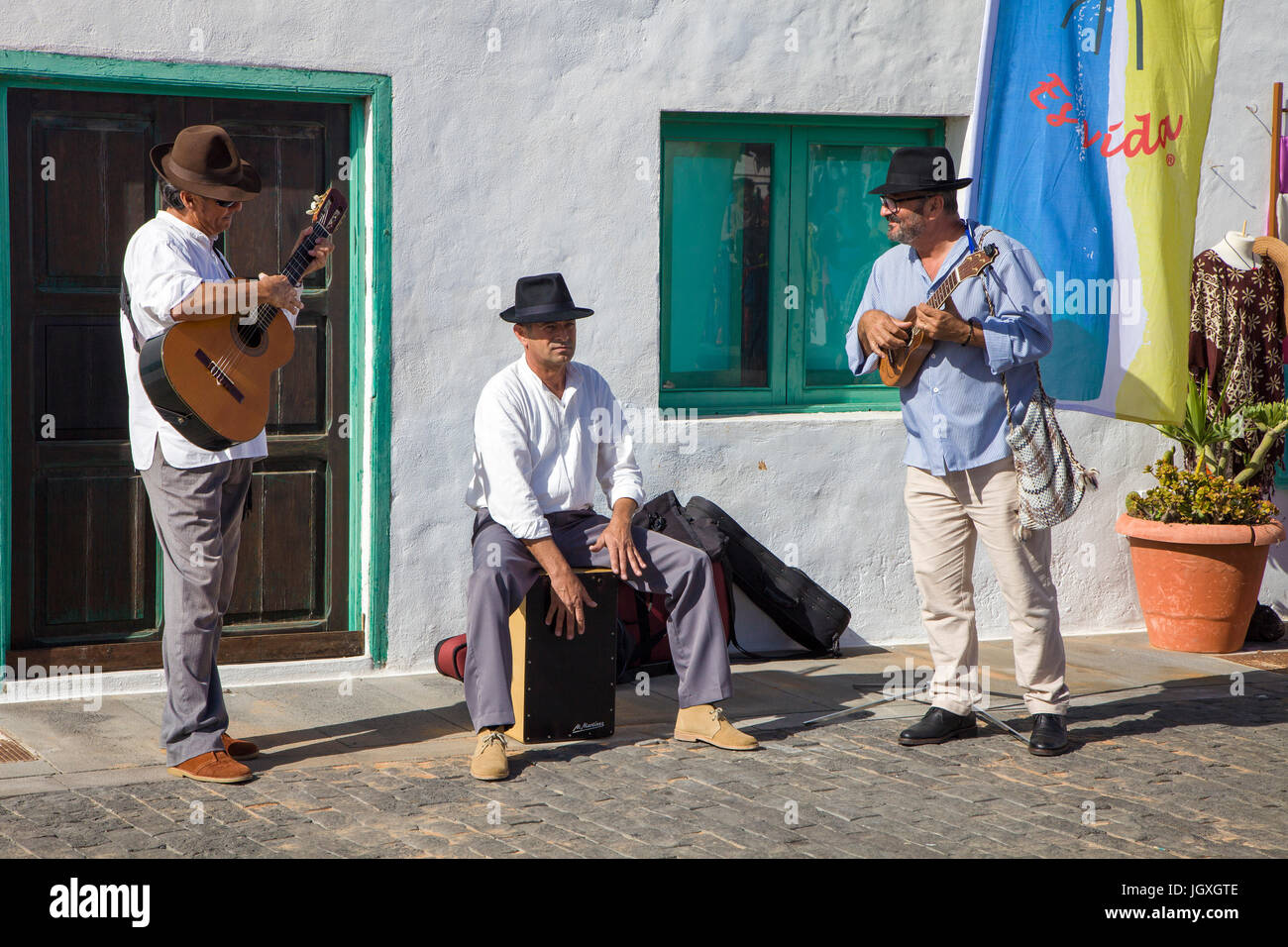 Strassenmusiker mit dem Woechentlichen Sonntagsmarkt in Teguise, Lanzarote, Kanarische Inseln, Europa | street Musiker in wöchentlichen Markt am Sonntag, tegui Stockfoto