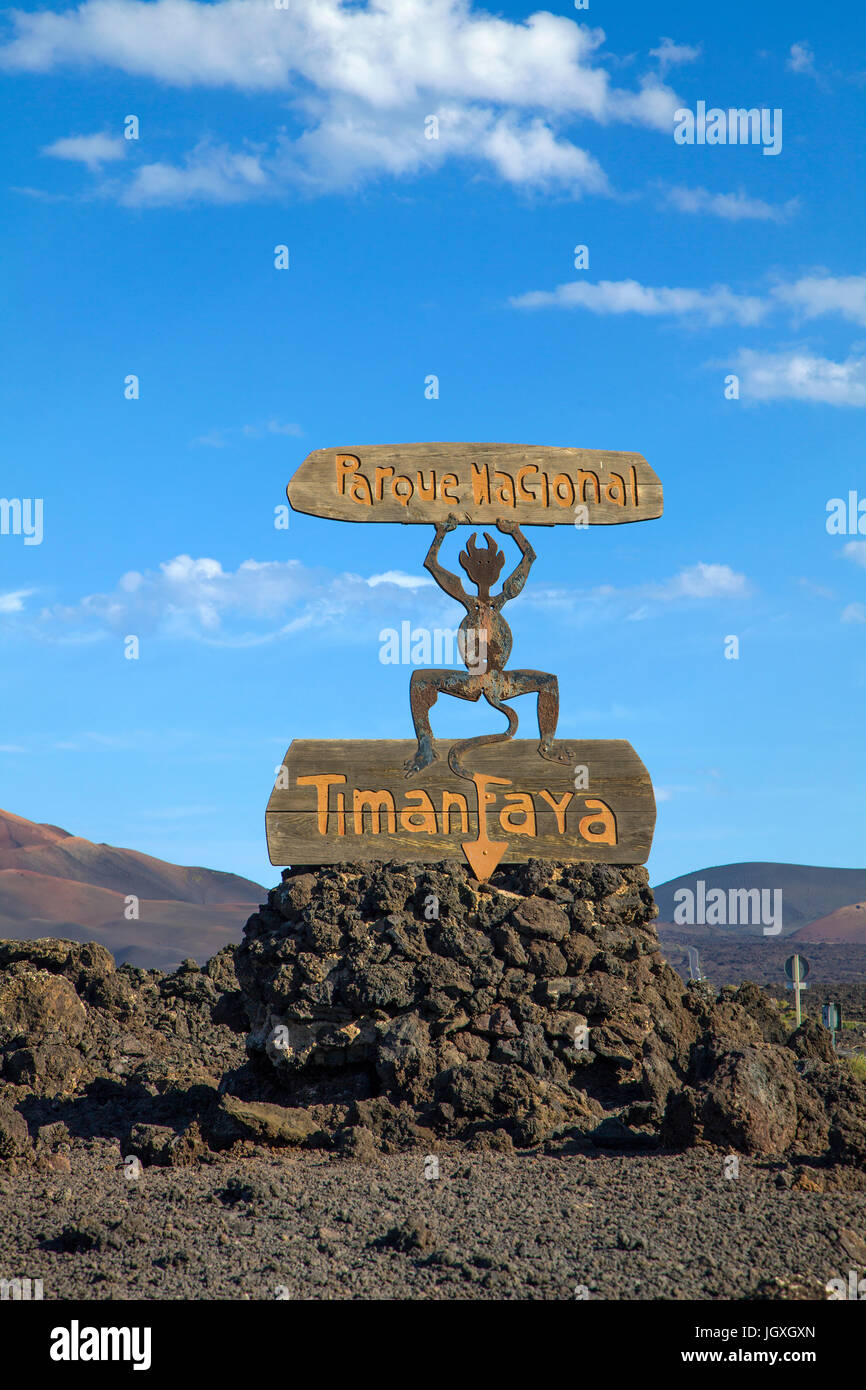 Hinweisschild, anfangs vom Parque Nacional de Timanfaya, entworfen von Cesar Manrique, Nationalpark Timanfaya auf Lanzarote, Kanarische Inseln, Europa | s Stockfoto