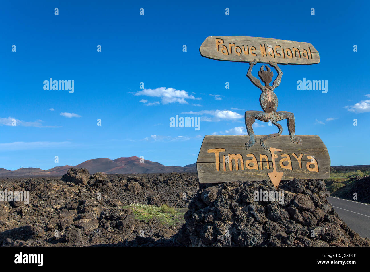 Hinweisschild, anfangs vom Parque Nacional de Timanfaya, entworfen von Cesar Manrique, Nationalpark Timanfaya auf Lanzarote, Kanarische Inseln, Europa | s Stockfoto