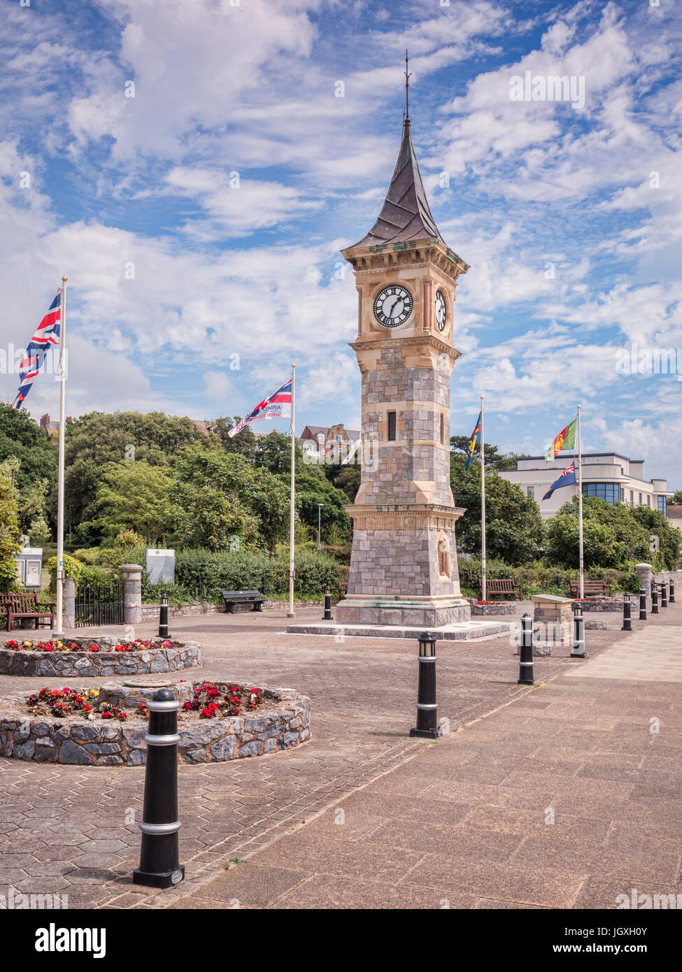 26. Juni 2017: Exmouth, Devon, Großbritannien - Die Jubilee Clock Tower auf der Esplanade in Exmouth, Devon, mit Fahnen Fliegen für die Streitkräfte. Stockfoto