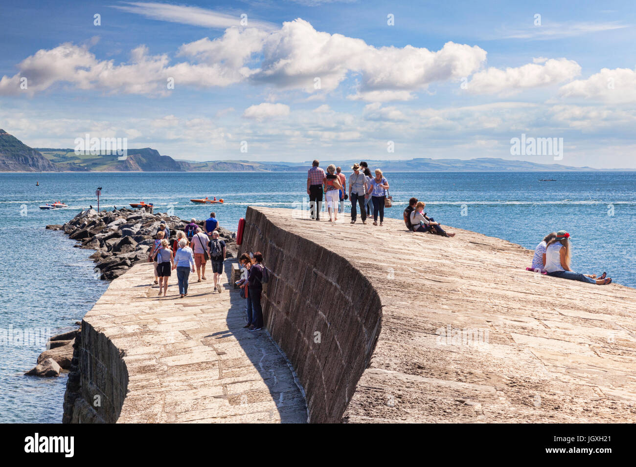 1. Juli 2017: Lyme Regis, Dorset, England, UK - Besucher genießen das gute Wetter auf The Cobb. Stockfoto