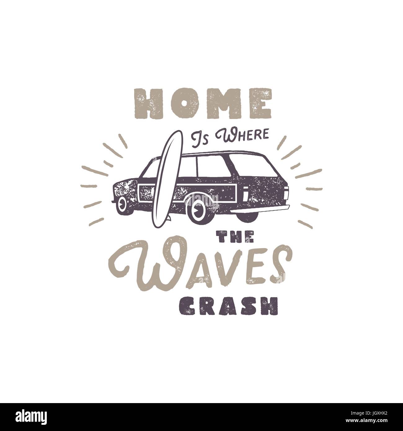 Sommer-Label mit Retro-Surf-Auto, Surfbrett und Typografie-Elementen. Vintage Beach-Style für T-shirts, Embleme, Tassen, Bekleidung Design, Kleidung und andere Identität. Aktie Vector isoliert auf weiss. Stock Vektor