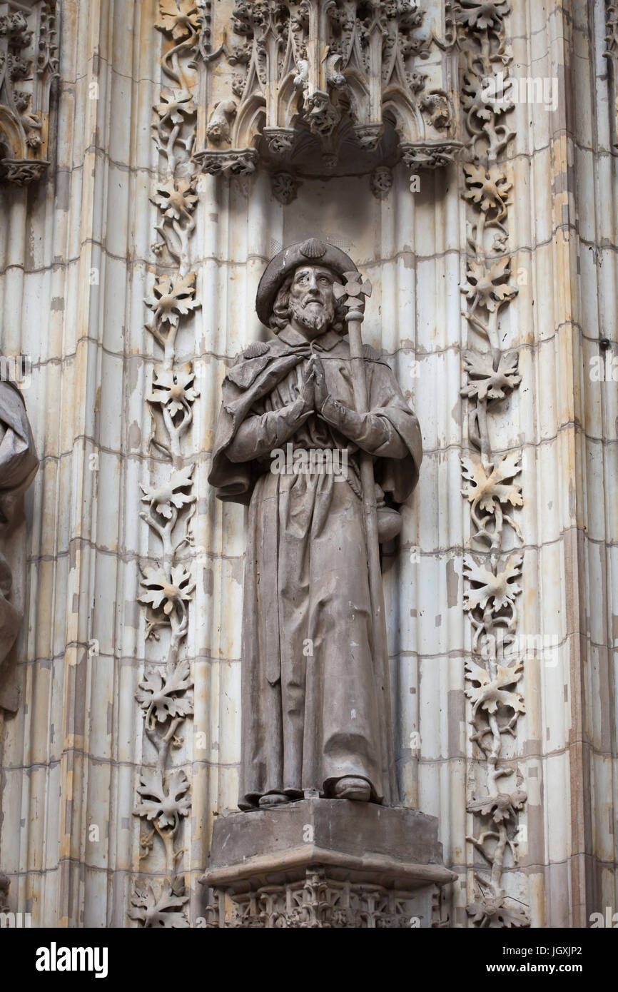 St. Jakobus. Statue auf dem Portal der Himmelfahrt (Puerta De La Asunción) der Kathedrale von Sevilla (Catedral de Sevilla) in Sevilla, Andalusien, Spanien. Stockfoto St. Jakobus. Statue auf dem Portal der Himmelfahrt (Puerta De La Asunción) der Kathedrale von Sevilla (Catedral de Sevilla) in Sevilla, Andalusien, Spanien. Stockfoto
