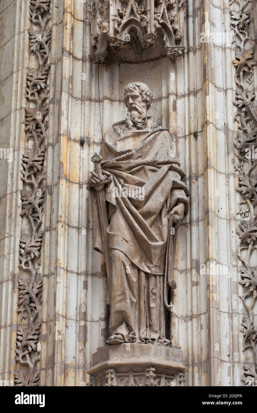Heiliger Paul der Apostel. Statue auf dem Portal der Himmelfahrt (Puerta De La Asunción) der Kathedrale von Sevilla (Catedral de Sevilla) in Sevilla, Andalusien, Spanien. Stockfoto