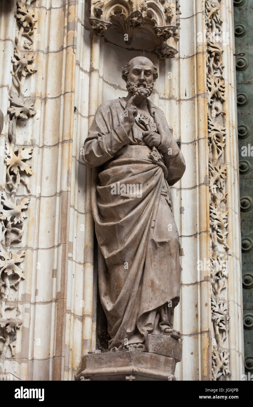 Saint Peter der Apostel. Statue auf dem Portal der Himmelfahrt (Puerta De La Asunción) der Kathedrale von Sevilla (Catedral de Sevilla) in Sevilla, Andalusien, Spanien. Stockfoto