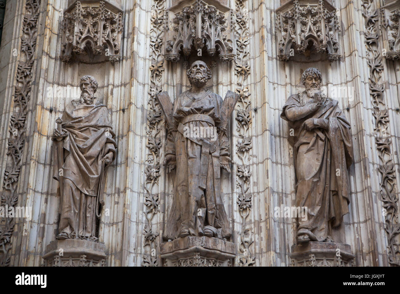 Saint Paul, St. Andreas und St. Thomas. Statuen der Apostel auf dem Portal der Himmelfahrt (Puerta De La Asunción) der Kathedrale von Sevilla (Catedral de Sevilla) in Sevilla, Andalusien, Spanien. Stockfoto