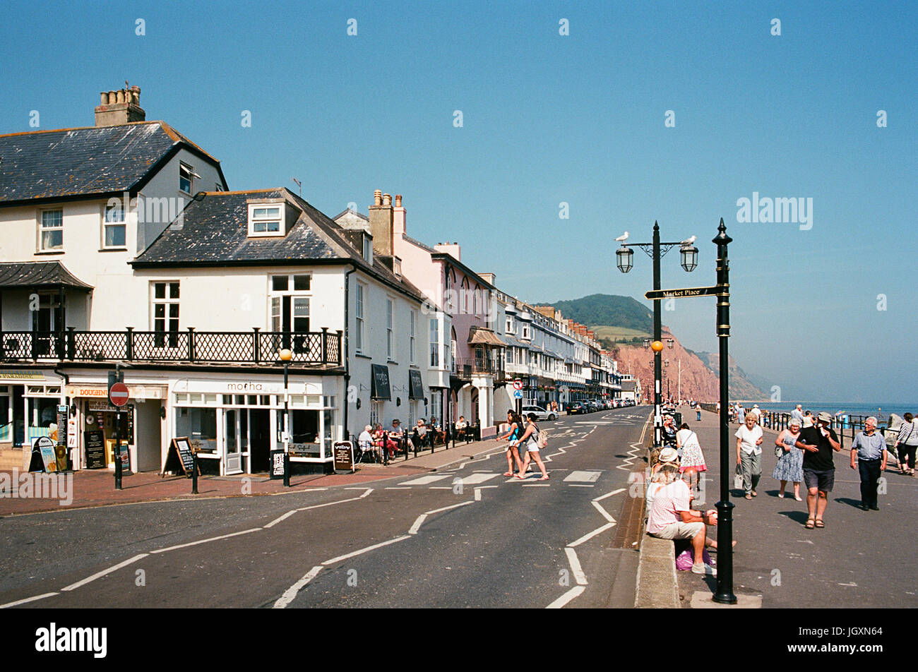 Direkt am Meer und Promenade in Sidmouth, Devon UK, an der Südküste, im Sommer Stockfoto