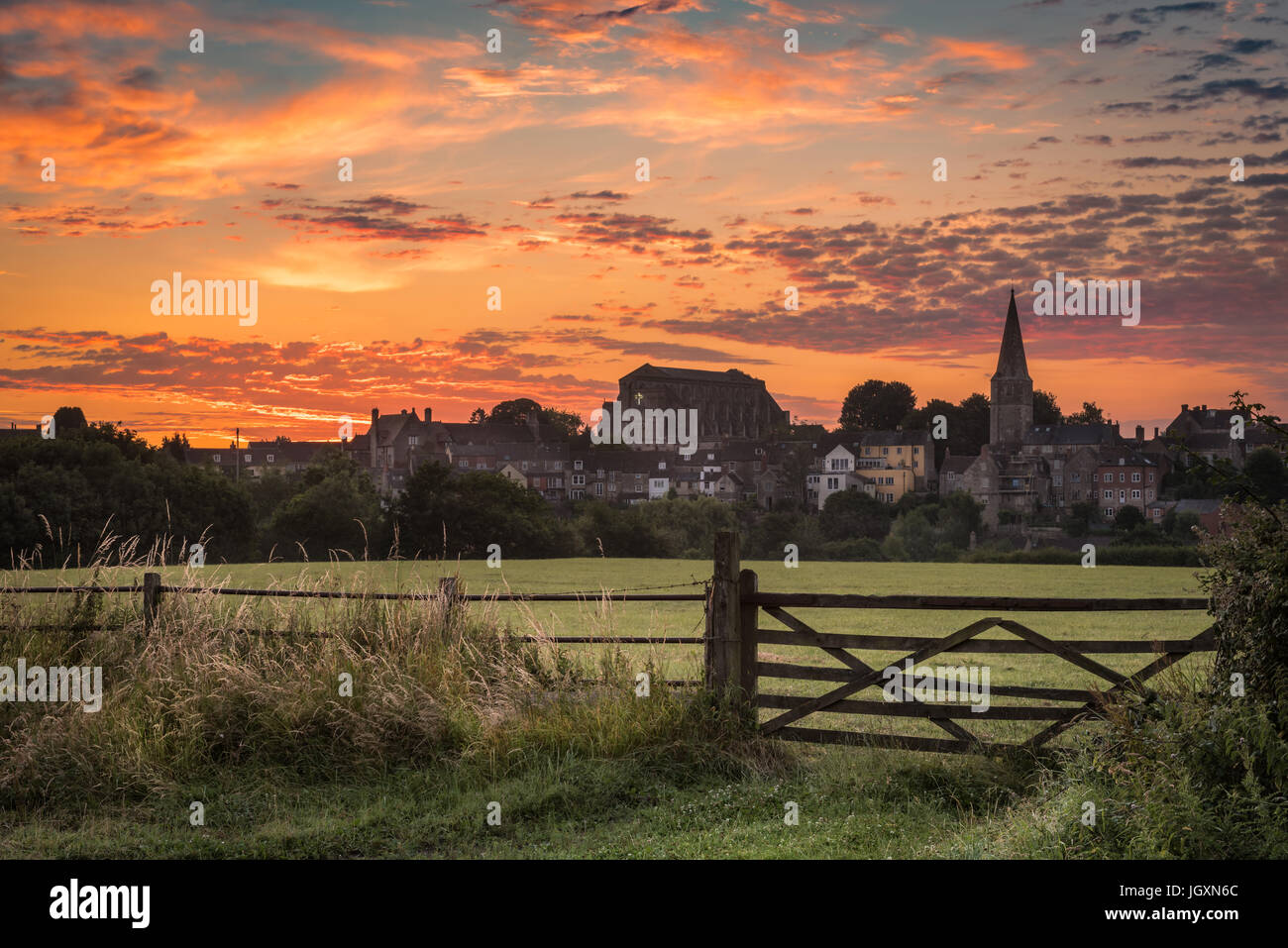 UK - nach einer Woche mit heißem Wetter im Westen, einem farbenfrohen Sonnenaufgang über Wiltshire Stadt von Malmesbury vorangeht Wettervorhersage Gewitter und ein Stockfoto