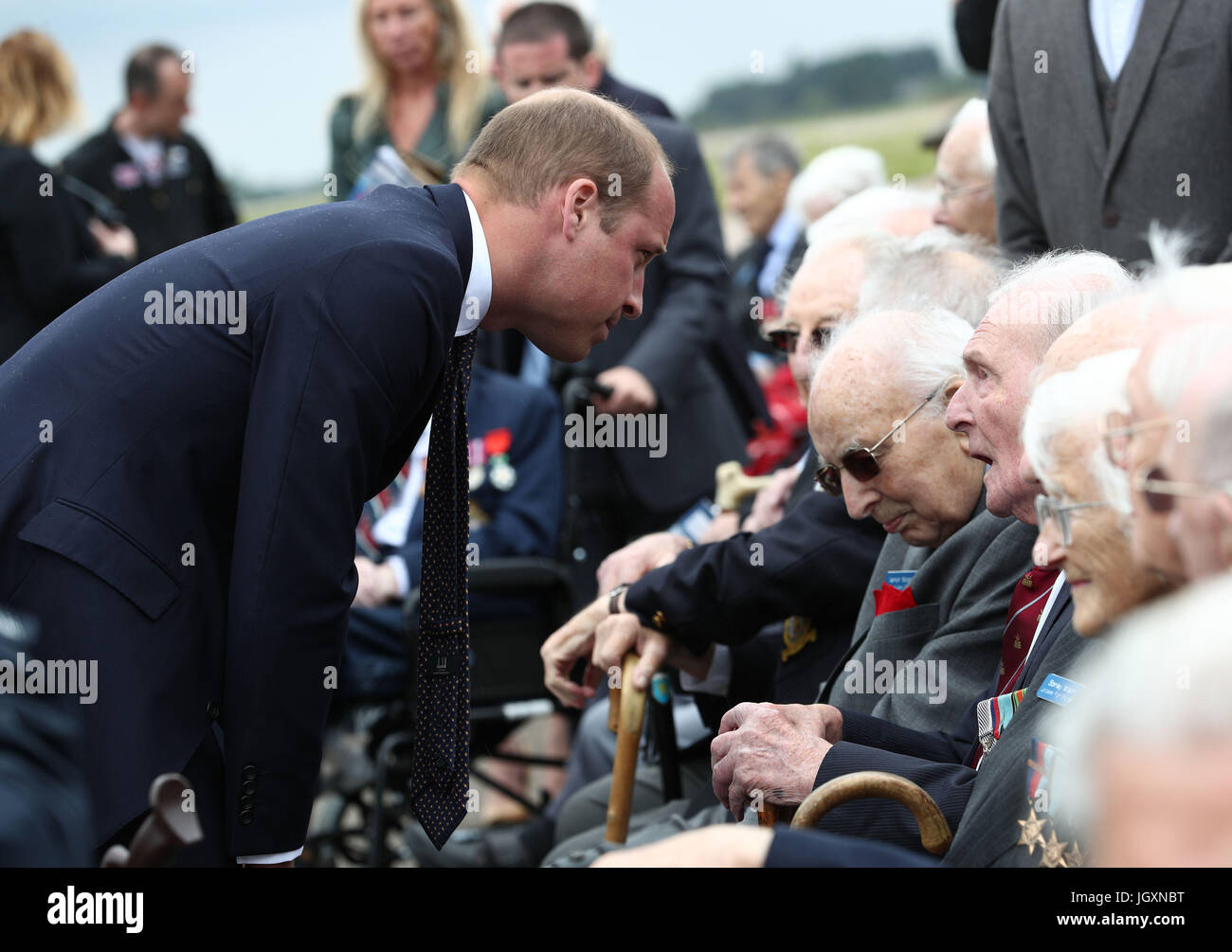 Der Duke of Cambridge spricht mit Veteranen im Rahmen eines Empfangs der Battle of Britain Memorial Flight 60. Jahrestag während seines Besuchs in RAF Coningsby in Lincolnshire. Stockfoto