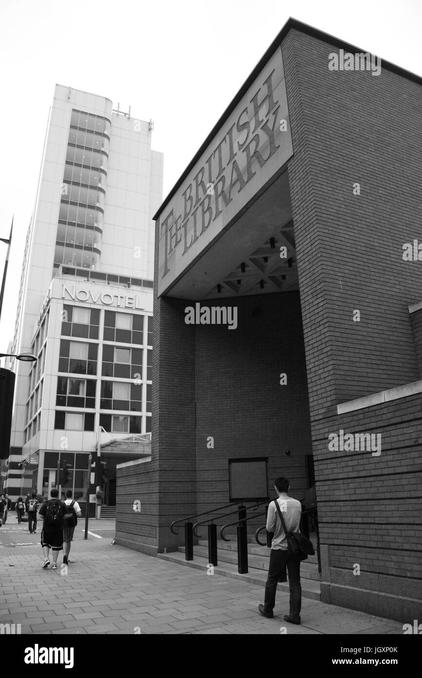 London, UK - 6. Juni 2010: Außenansicht der British Library Gebäude getrennt Nationalbibliothek des Vereinigten Königreichs, entworfen von Professor Colin Wilson, aus B Stockfoto