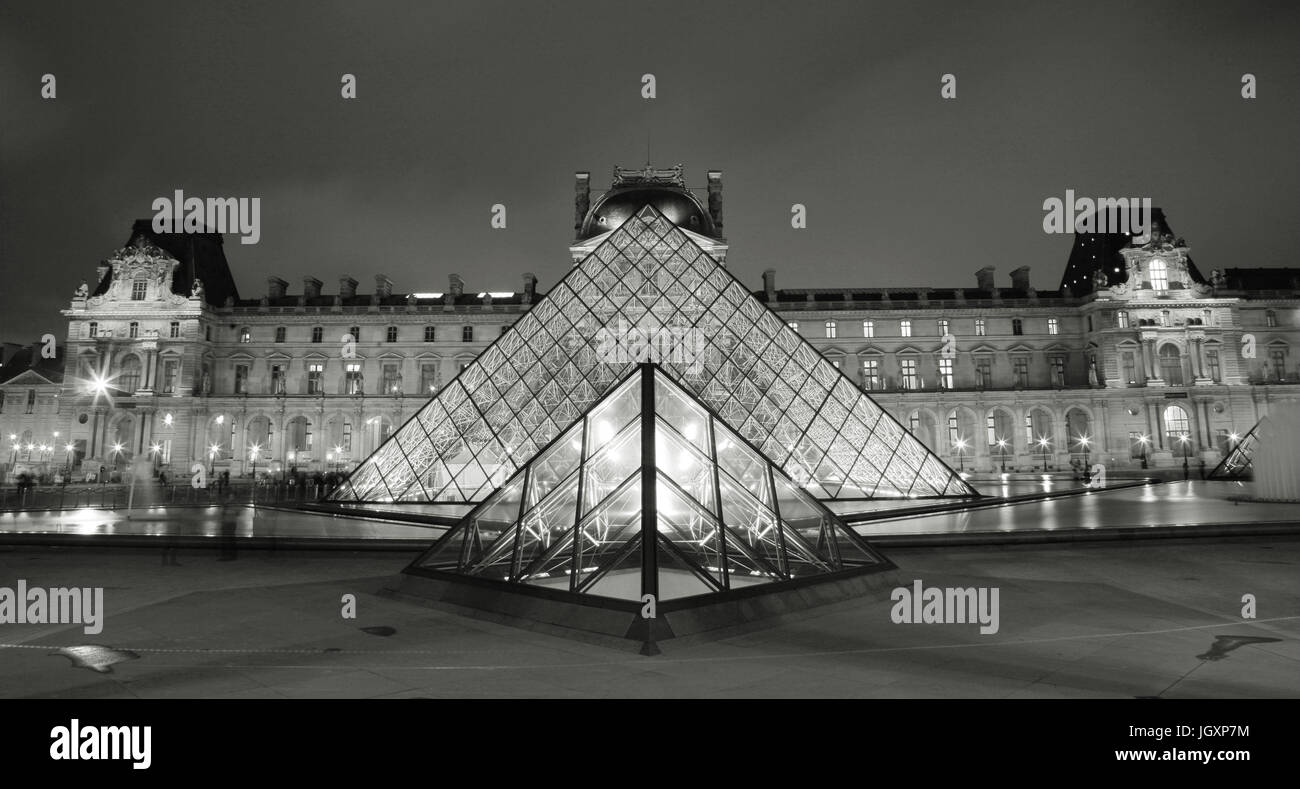 Frankreich, Paris - 24. September 2010: Nachtansicht des Louvre, Glaspyramide präsent, weltweit größten Museen, am meisten besuchten Museum, mehr als 8 Millionen Stockfoto