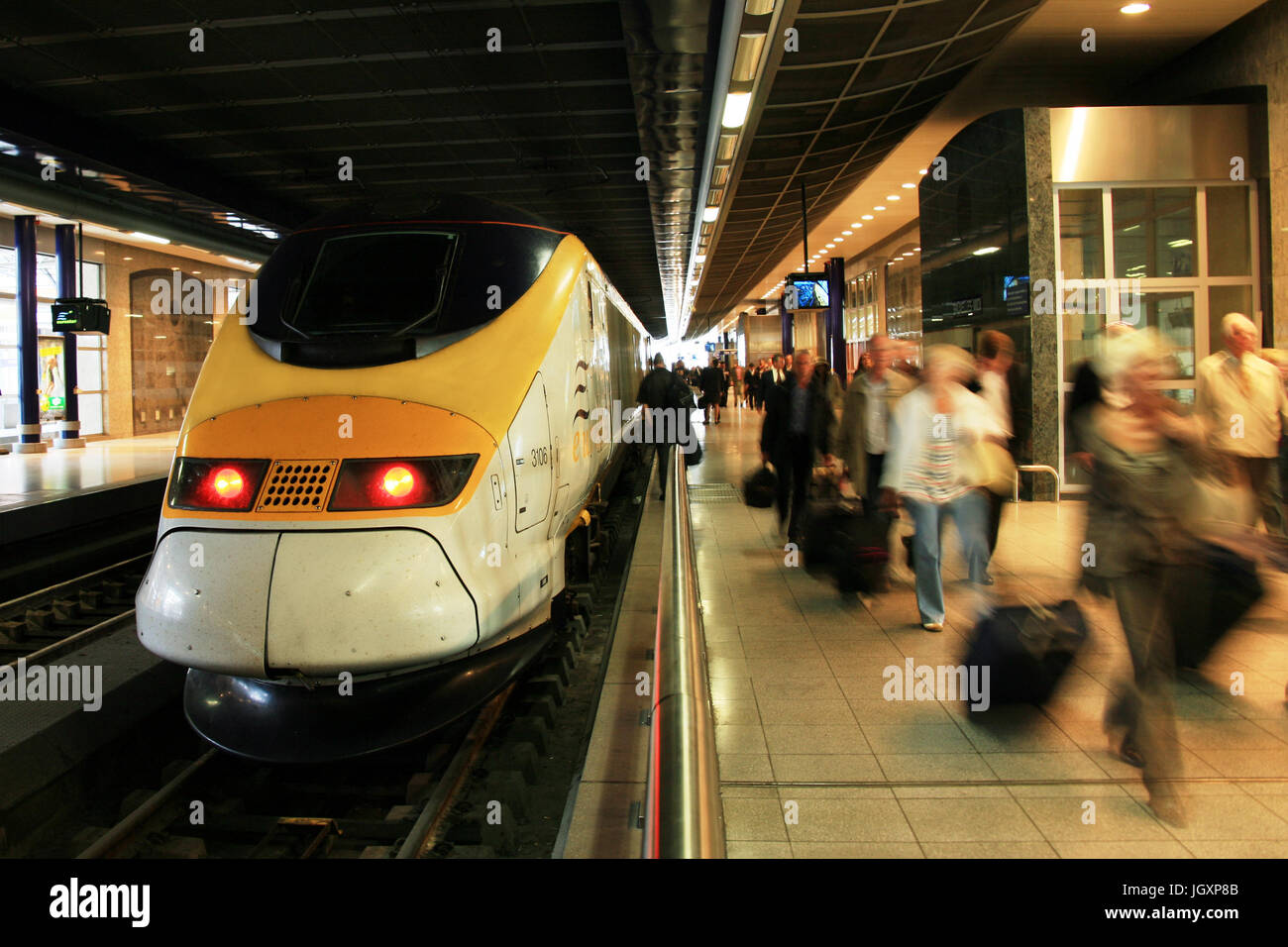 Frankreich, Paris - 8. Juni 2010: Innenansicht der Nordbahnhof Paris Gare du Nord, Menschen und Zug vorhanden, entworfen von Jacques Hittorff und Betwe gebaut Stockfoto