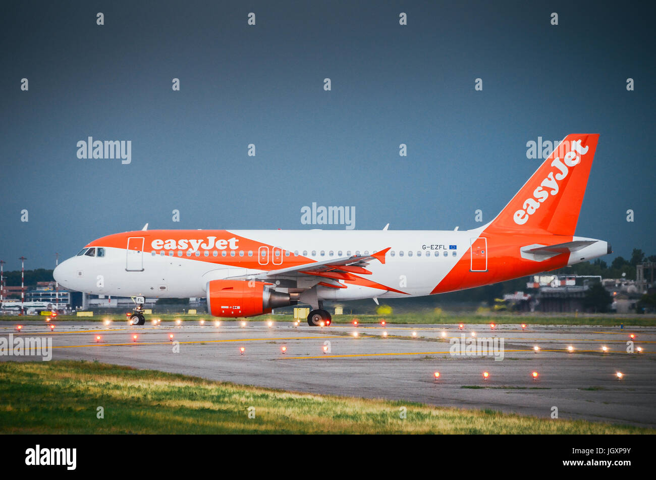 Eine Easyjet kommerzielle Flugzeug landet an der Mailänder Flughafen Linate Stockfoto