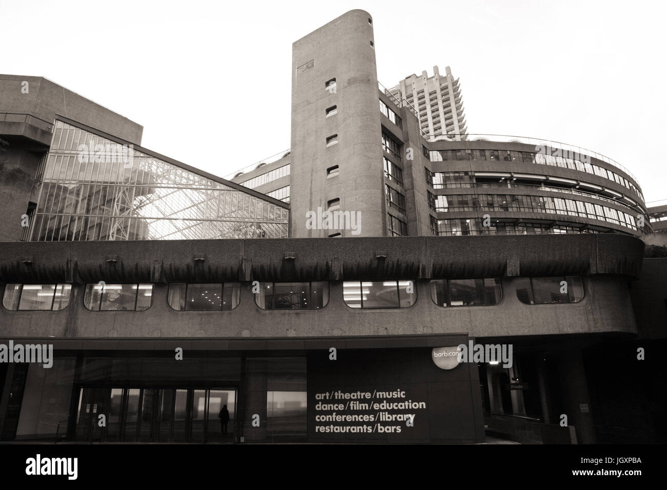 London, UK - 14. Februar 2011: Haupteingang der Barbican Center, Center größte darstellende Kunst in Europa, entworfen von Chamberlin, Powell und Bon, o Stockfoto