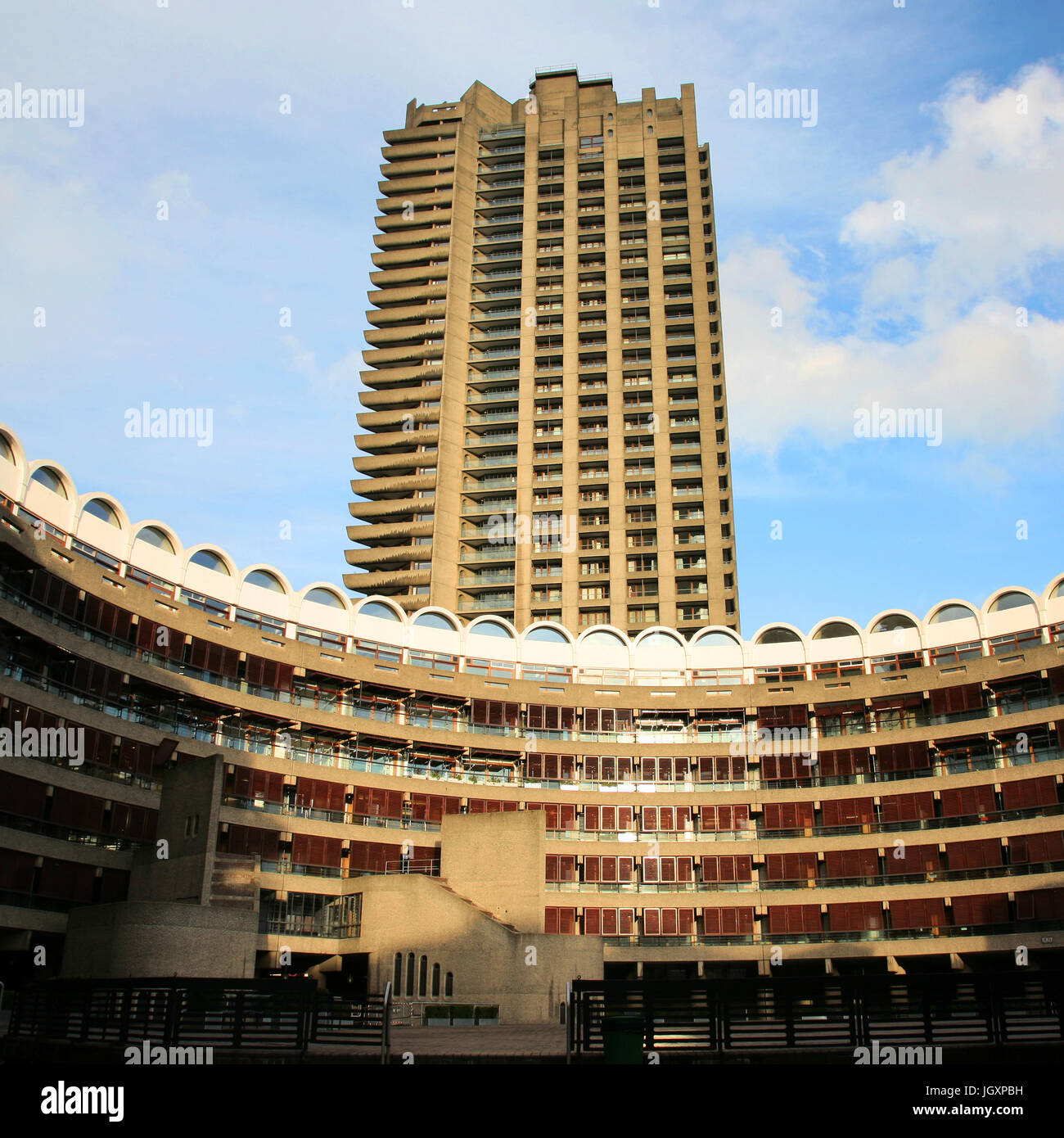 London, UK - 14. Februar 2011: Außenansicht des Barbican Center, dem größten Zentrum für darstellende Kunst in Europa, entworfen von Chamberlin, Powell und Bon, Op Stockfoto