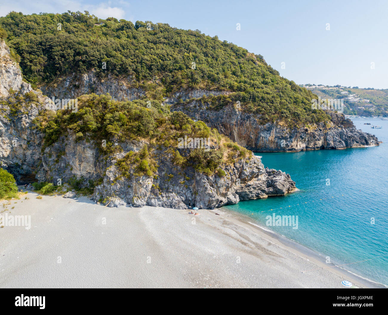 Küste von Kalabrien, Luftaufnahme, San Nicola Arcella, Provinz Cosenza. 26.06.2017. Strand und Tyrrhenischen Meer, Buchten und Klippen mit Blick auf Stockfoto