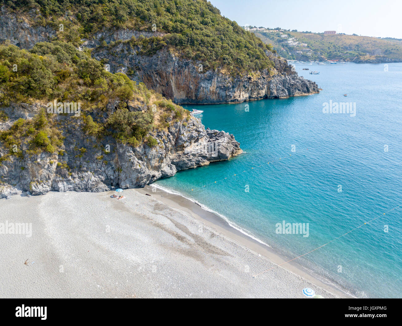 Küste von Kalabrien, Luftaufnahme, San Nicola Arcella, Provinz Cosenza. 26.06.2017. Strand und Tyrrhenischen Meer, Buchten und Klippen mit Blick auf Stockfoto