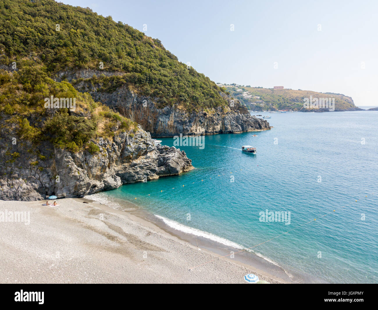 Küste von Kalabrien, Luftaufnahme, San Nicola Arcella, Provinz Cosenza. 26.06.2017. Strand und Tyrrhenischen Meer, Buchten und Klippen mit Blick auf Stockfoto