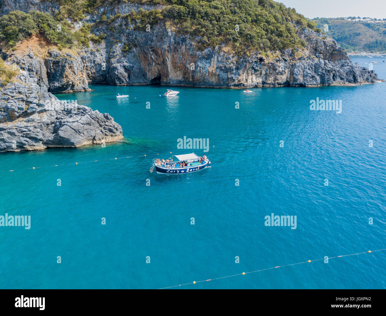 Küste von Kalabrien, Luftaufnahme, San Nicola Arcella, Provinz Cosenza. 26.06.2017. Strand und Tyrrhenischen Meer, Buchten und Klippen mit Blick auf Stockfoto