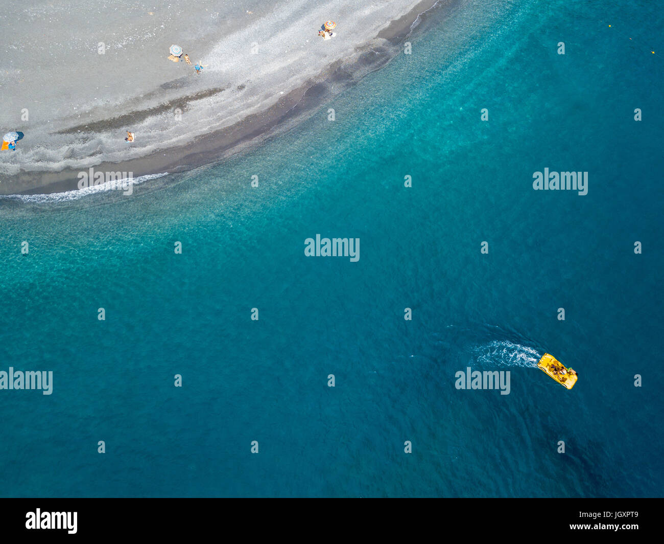 Boot segeln von oben und der Küste erstrecken sich von Küste, Strand und Urlaub, Entspannung. Luftbild Stockfoto