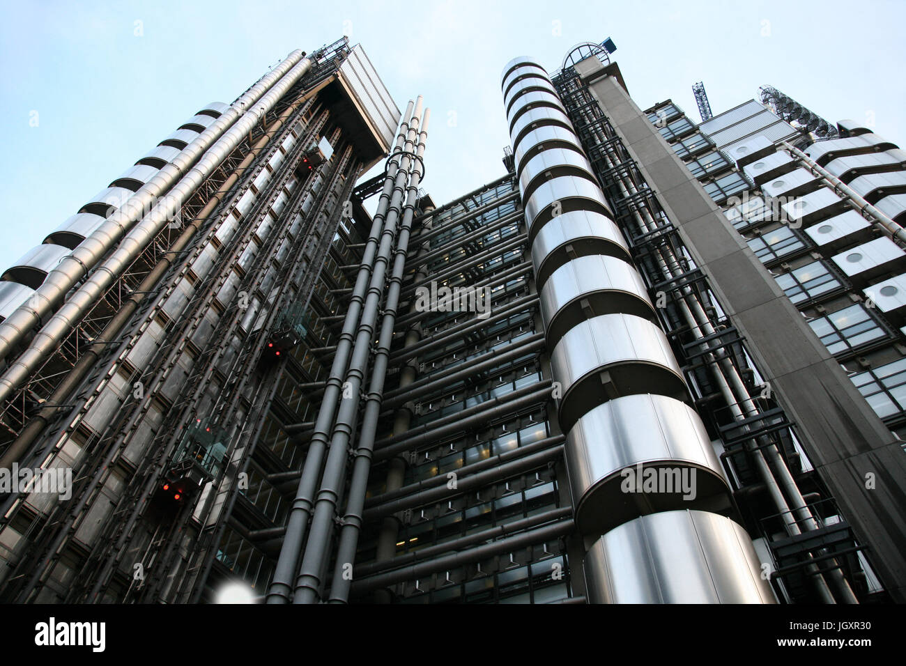 LONDON - APRIL 21: Außen Ansicht von Lloyd's building, einen Wolkenkratzer in der Londoner City, 95,1 Meter Höhe, 14 Stockwerke, abgeschlossen im Jahr 1986 von Pedes gesehen Stockfoto