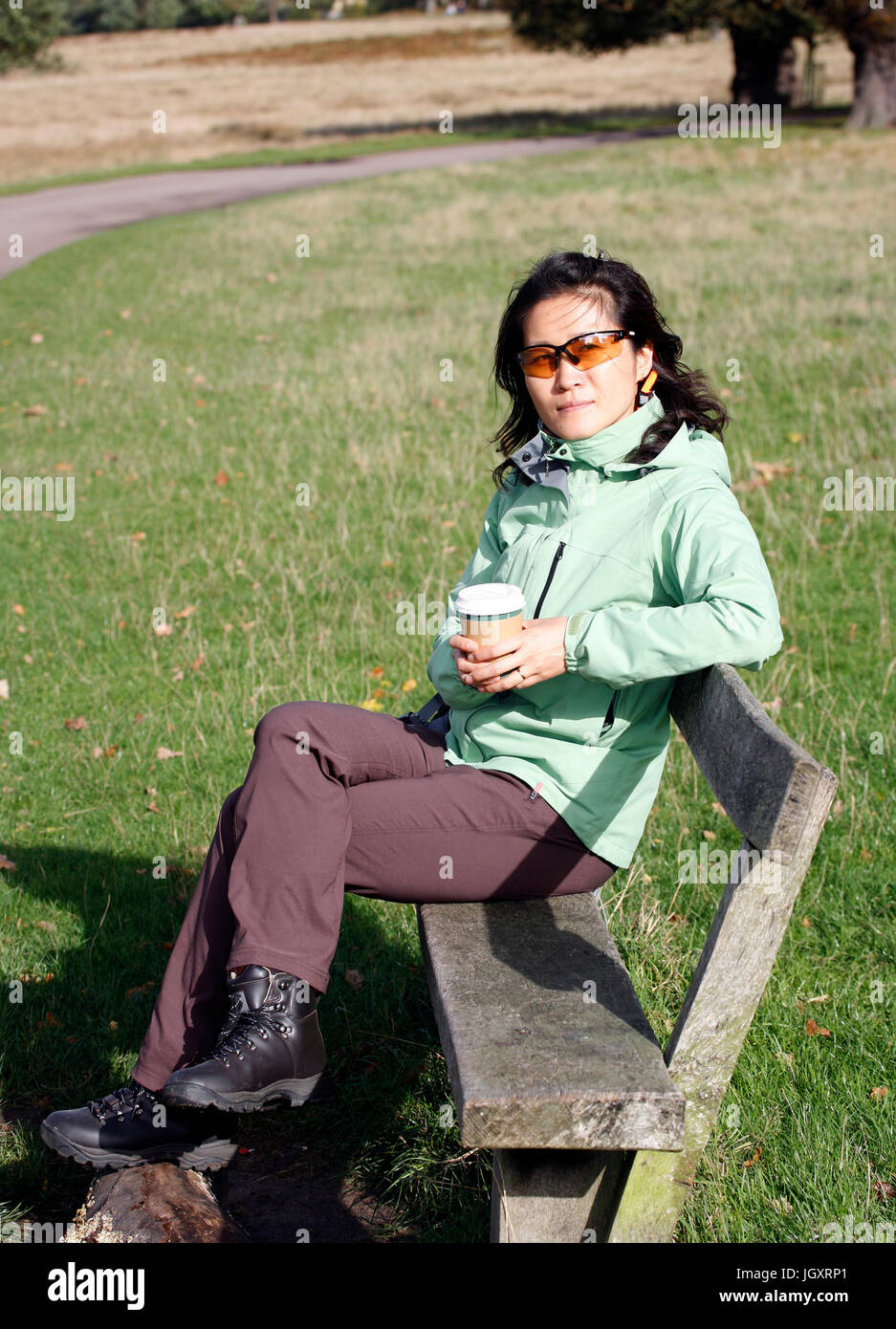 East Asian Woman Wandern im Richmond Park, London, UK. Stockfoto